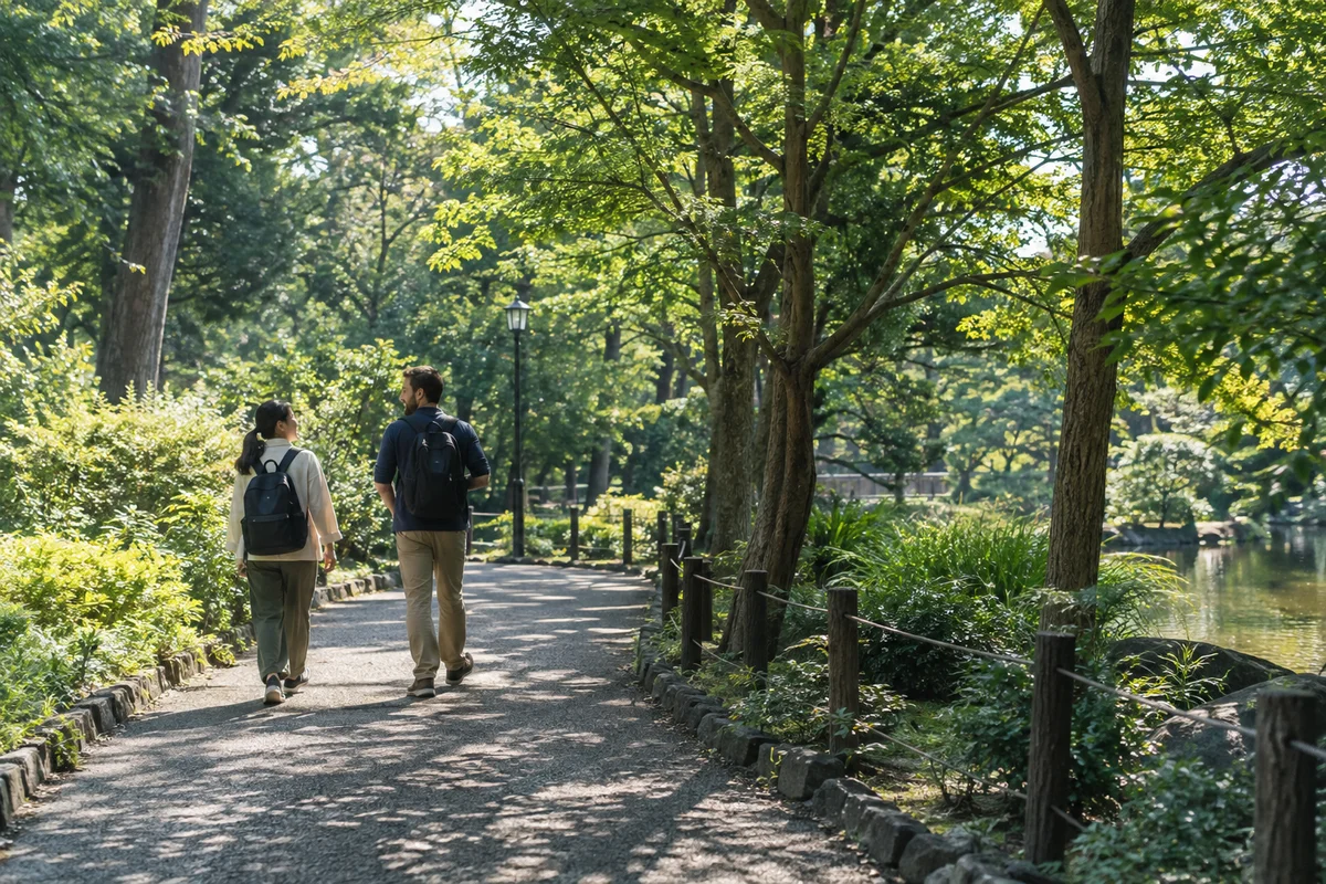 Amigos adultos japoneses e internacionais conversando em uma caminhada tranquila por um parque arborizado de bairro